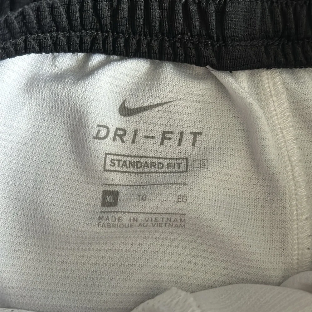 Nike shorts white - Picture 3 of 5